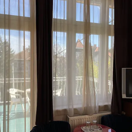 Kristal Gellert Hill *