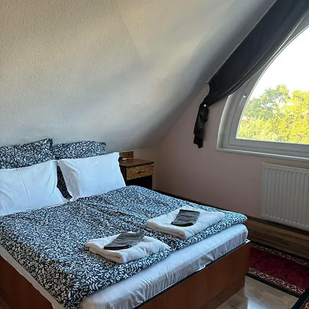 Kristal Gellert Hill *