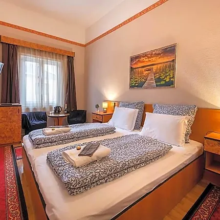 Kristal Gellert Hill Hotell *